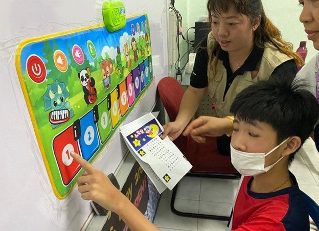 Crystal Tan 为一个小男孩提供志愿服务