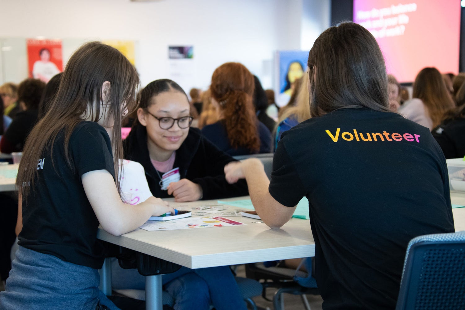 参与“科技女孩”项目的女孩们坐在一起
