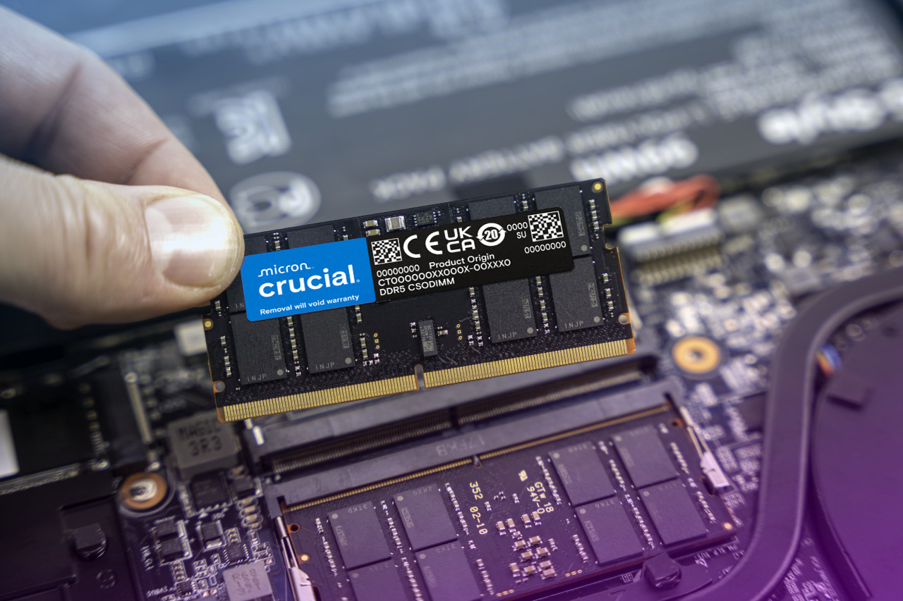 Installing a Crucial DDR5 module in a laptop