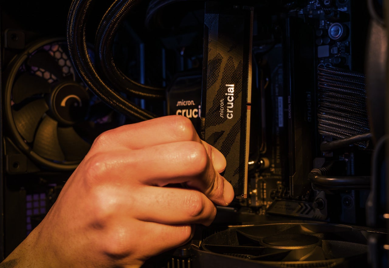 Personne installant un module de mémoire DDR5.