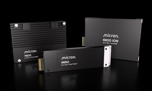 放在反光平面上的美光 9650 SSD 和 7600 SSD，后面是美光 6600 ION SSD 模块 