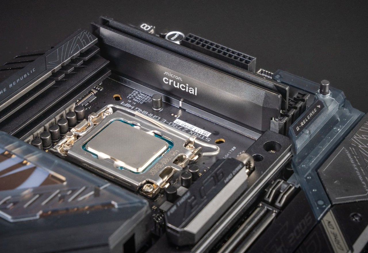 Photo macro d’une carte mère avec de la DRAM Crucial installée.