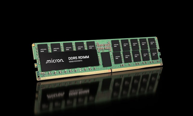 并排放置的美光 DDR5 RDIMM 96GB 和 128GB 模块