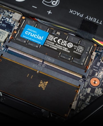 Une photo macro de la mémoire SODIMM Crucial DDR4 installée dans un ordinateur portable.